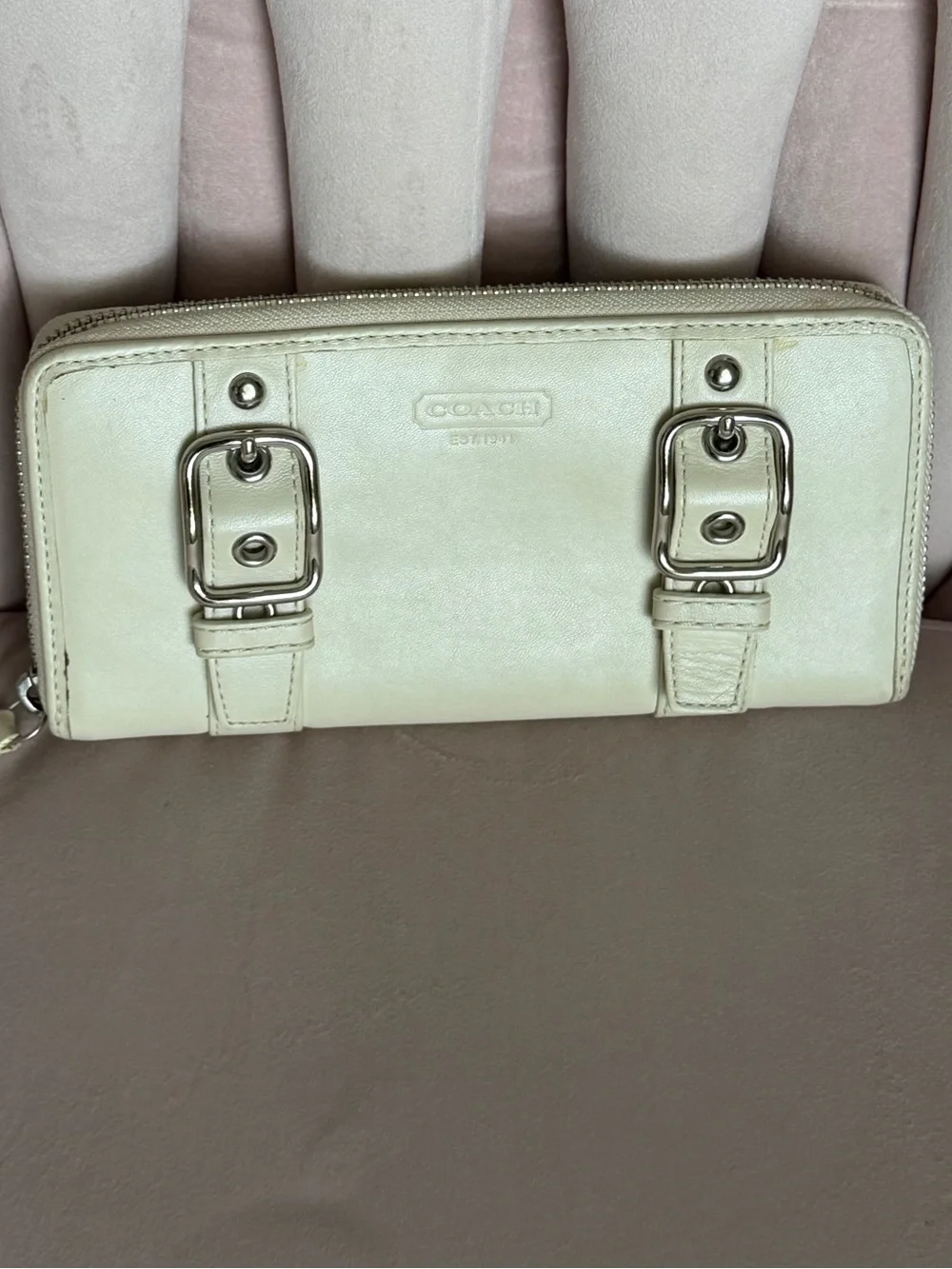 COACH 🤍 SoHo Zoe Cream Leather Zip Around Wallet